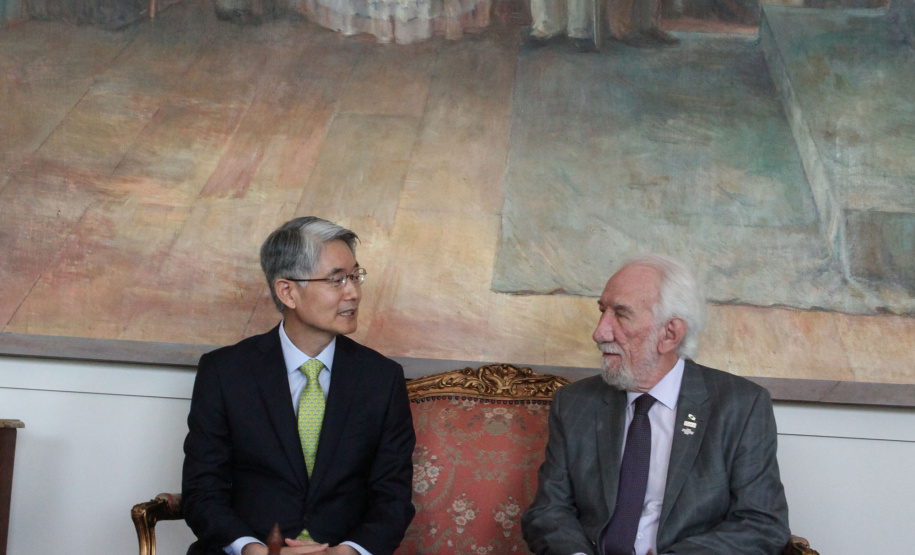 Vice-governador Darci Piana recebe o embaixador da Coreia do Sul,  Chan-Woo Kim. Curitiba,01/11/2019 - Foto: Ari Dias/AEN