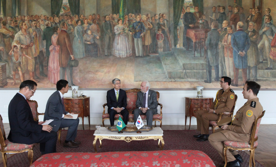 Vice-governador Darci Piana recebe o embaixador da Coreia do Sul,  Chan-Woo Kim. Curitiba,01/11/2019 - Foto: Ari Dias/AEN