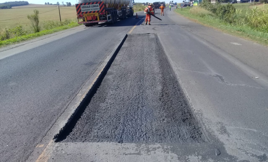 A PR-092, entre Jaguariaíva, passando por Arapoti, ambas no Centro-Oeste, até Wenceslau Braz, no Norte Pioneiro, passa por serviços de remendos e de microrrevestimento asfáltico.  Foto: Divulgação/DER