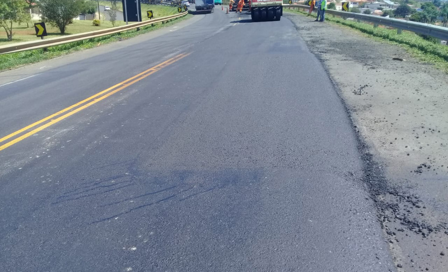 A PR-092, entre Jaguariaíva, passando por Arapoti, ambas no Centro-Oeste, até Wenceslau Braz, no Norte Pioneiro, passa por serviços de remendos e de microrrevestimento asfáltico.  Foto: Divulgação/DER
