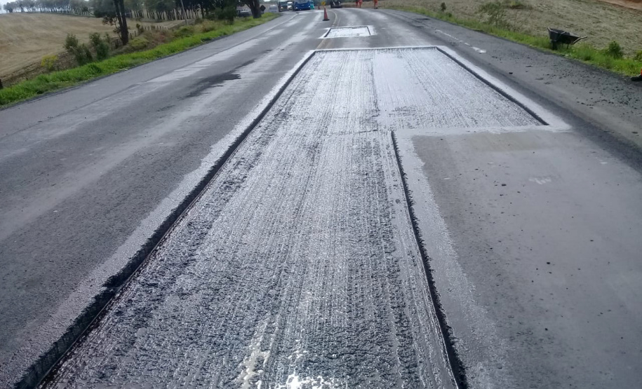 A PR-092, entre Jaguariaíva, passando por Arapoti, ambas no Centro-Oeste, até Wenceslau Braz, no Norte Pioneiro, passa por serviços de remendos e de microrrevestimento asfáltico.  Foto: Divulgação/DER