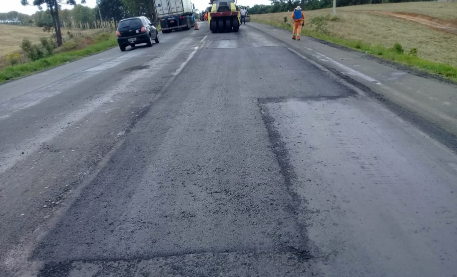 A PR-092, entre Jaguariaíva, passando por Arapoti, ambas no Centro-Oeste, até Wenceslau Braz, no Norte Pioneiro, passa por serviços de remendos e de microrrevestimento asfáltico.  Foto: Divulgação/DER
