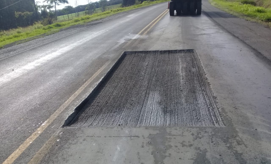 A PR-092, entre Jaguariaíva, passando por Arapoti, ambas no Centro-Oeste, até Wenceslau Braz, no Norte Pioneiro, passa por serviços de remendos e de microrrevestimento asfáltico.  Foto: Divulgação/DER