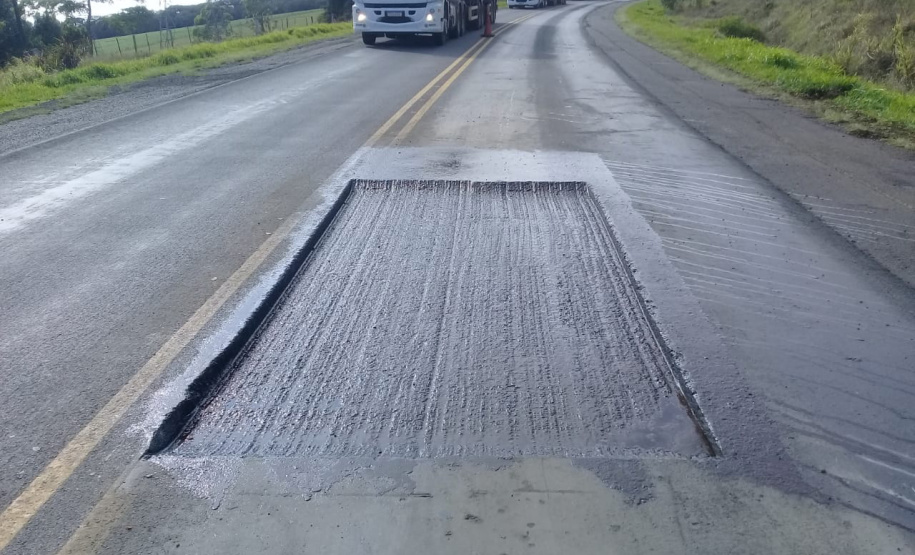 A PR-092, entre Jaguariaíva, passando por Arapoti, ambas no Centro-Oeste, até Wenceslau Braz, no Norte Pioneiro, passa por serviços de remendos e de microrrevestimento asfáltico.  Foto: Divulgação/DER