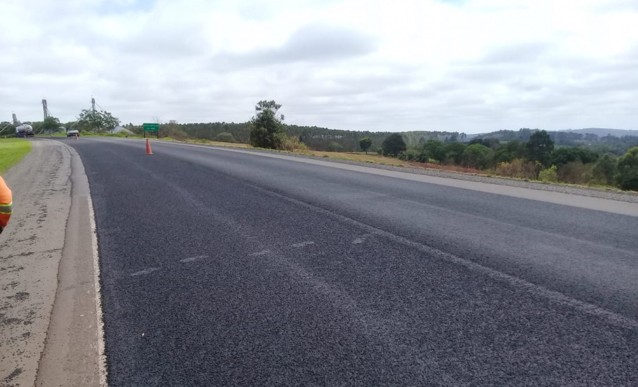 A PR-092, entre Jaguariaíva, passando por Arapoti, ambas no Centro-Oeste, até Wenceslau Braz, no Norte Pioneiro, passa por serviços de remendos e de microrrevestimento asfáltico.  Foto: Divulgação/DER