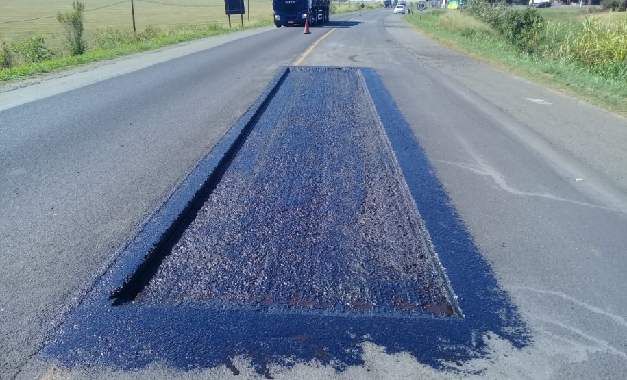A PR-092, entre Jaguariaíva, passando por Arapoti, ambas no Centro-Oeste, até Wenceslau Braz, no Norte Pioneiro, passa por serviços de remendos e de microrrevestimento asfáltico.  Foto: Divulgação/DER