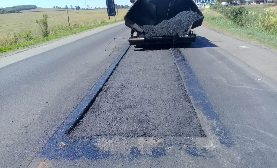 A PR-092, entre Jaguariaíva, passando por Arapoti, ambas no Centro-Oeste, até Wenceslau Braz, no Norte Pioneiro, passa por serviços de remendos e de microrrevestimento asfáltico.  Foto: Divulgação/DER