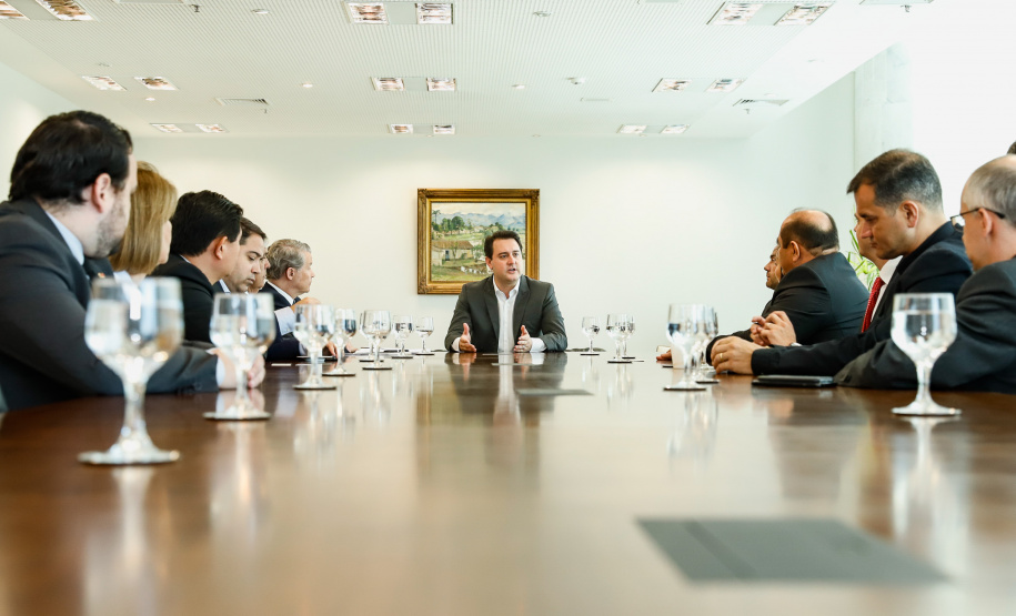 O Instituto de Tecnologia do Paraná (Tecpar) vai desenvolver sistemas inteligentes e inovadores para a Energética Suape II, empresa que comercializa energia elétrica gerada por usina termelétrica. O contrato foi assinado em solenidade com o governador Carlos Massa Ratinho Junior, nesta segunda-feira (4), no Palácio Iguaçu, em Curitiba.