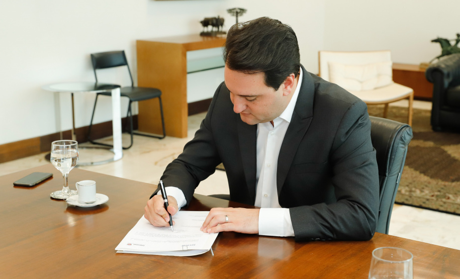 O Instituto de Tecnologia do Paraná (Tecpar) vai desenvolver sistemas inteligentes e inovadores para a Energética Suape II, empresa que comercializa energia elétrica gerada por usina termelétrica. O contrato foi assinado em solenidade com o governador Carlos Massa Ratinho Junior, nesta segunda-feira (4), no Palácio Iguaçu, em Curitiba.