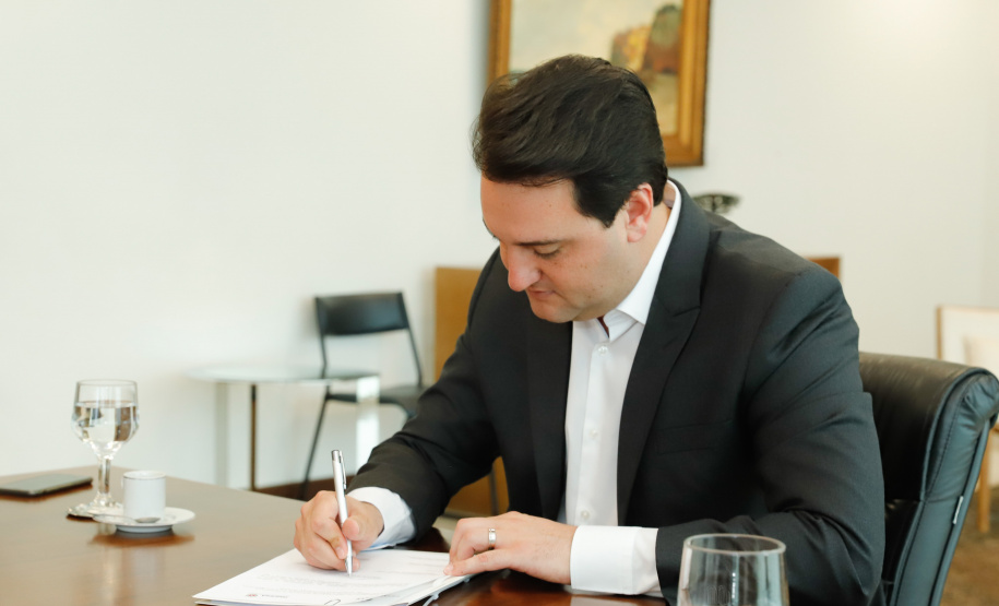 O Instituto de Tecnologia do Paraná (Tecpar) vai desenvolver sistemas inteligentes e inovadores para a Energética Suape II, empresa que comercializa energia elétrica gerada por usina termelétrica. O contrato foi assinado em solenidade com o governador Carlos Massa Ratinho Junior, nesta segunda-feira (4), no Palácio Iguaçu, em Curitiba.