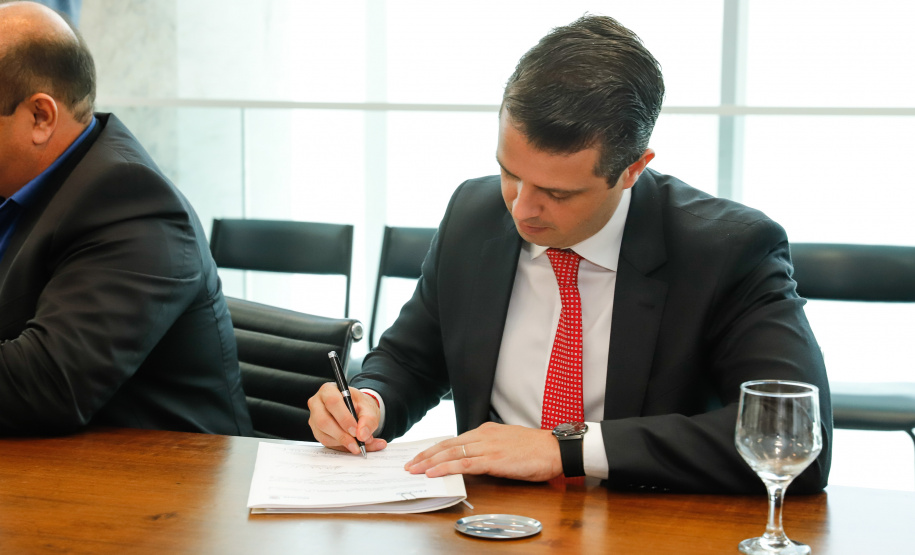 O Instituto de Tecnologia do Paraná (Tecpar) vai desenvolver sistemas inteligentes e inovadores para a Energética Suape II, empresa que comercializa energia elétrica gerada por usina termelétrica. O contrato foi assinado em solenidade com o governador Carlos Massa Ratinho Junior, nesta segunda-feira (4), no Palácio Iguaçu, em Curitiba.