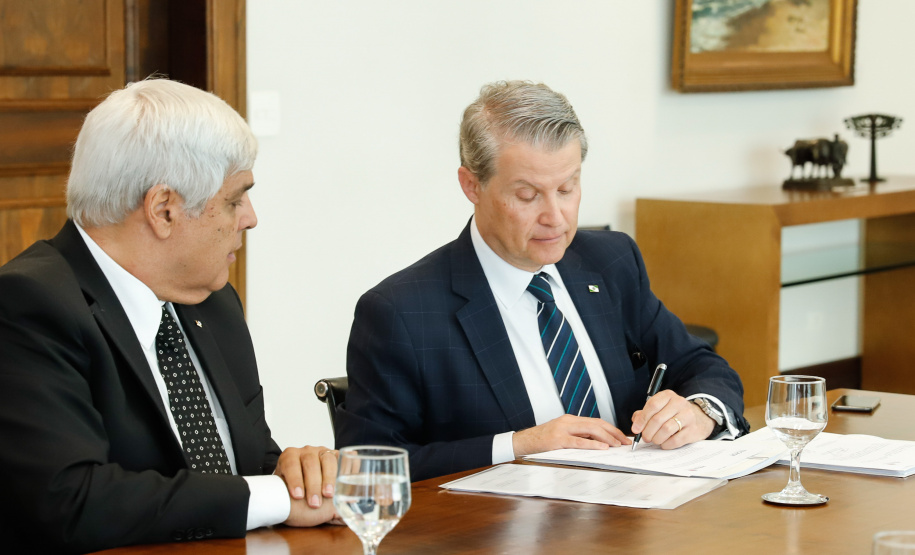 O Instituto de Tecnologia do Paraná (Tecpar) vai desenvolver sistemas inteligentes e inovadores para a Energética Suape II, empresa que comercializa energia elétrica gerada por usina termelétrica. O contrato foi assinado em solenidade com o governador Carlos Massa Ratinho Junior, nesta segunda-feira (4), no Palácio Iguaçu, em Curitiba.
Foto: RODRIGO FELIX LEAL