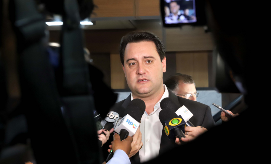 O governador Carlos Massa Ratinho Júnior assina na segunda-feira (04), a licitação para as obras do Ambulatório Médico de Especialidades da Kennedy. Presentes: secretário de Saúde, Beto Preto; Primeira Dama, Luciana Maito; diretor superintendente do Hospital do Trabalhador, Geci de Souza Junior; entre outros.Curitiba, 04-11-19.Foto: Arnaldo Alves / AEN.