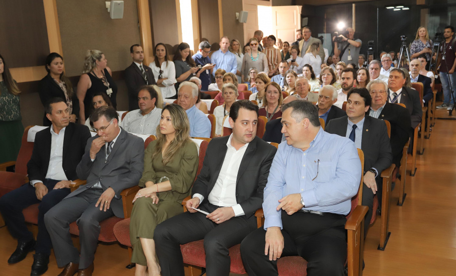 O governador Carlos Massa Ratinho Júnior assina na segunda-feira (04), a licitação para as obras do Ambulatório Médico de Especialidades da Kennedy. Presentes: secretário de Saúde, Beto Preto; Primeira Dama, Luciana Maito; diretor superintendente do Hospital do Trabalhador, Geci de Souza Junior; entre outros.Curitiba, 04-11-19.Foto: Arnaldo Alves / AEN.