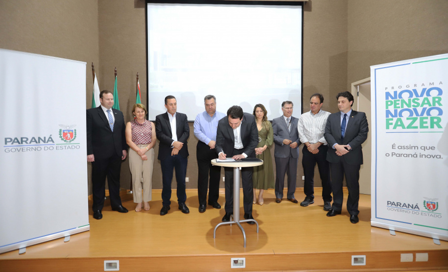 O governador Carlos Massa Ratinho Júnior assina na segunda-feira (04), a licitação para as obras do Ambulatório Médico de Especialidades da Kennedy. Presentes: secretário de Saúde, Beto Preto; Primeira Dama, Luciana Maito; diretor superintendente do Hospital do Trabalhador, Geci de Souza Junior; entre outros.Curitiba, 04-11-19.Foto: Arnaldo Alves / AEN.