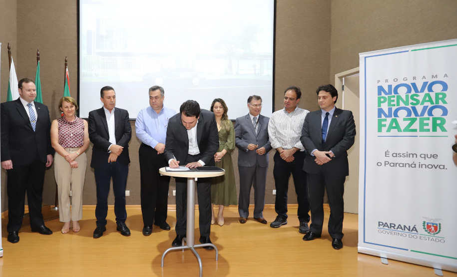 O governador Carlos Massa Ratinho Júnior assina na segunda-feira (04), a licitação para as obras do Ambulatório Médico de Especialidades da Kennedy. Presentes: secretário de Saúde, Beto Preto; Primeira Dama, Luciana Maito; diretor superintendente do Hospital do Trabalhador, Geci de Souza Junior; entre outros.Curitiba, 04-11-19.Foto: Arnaldo Alves / AEN.