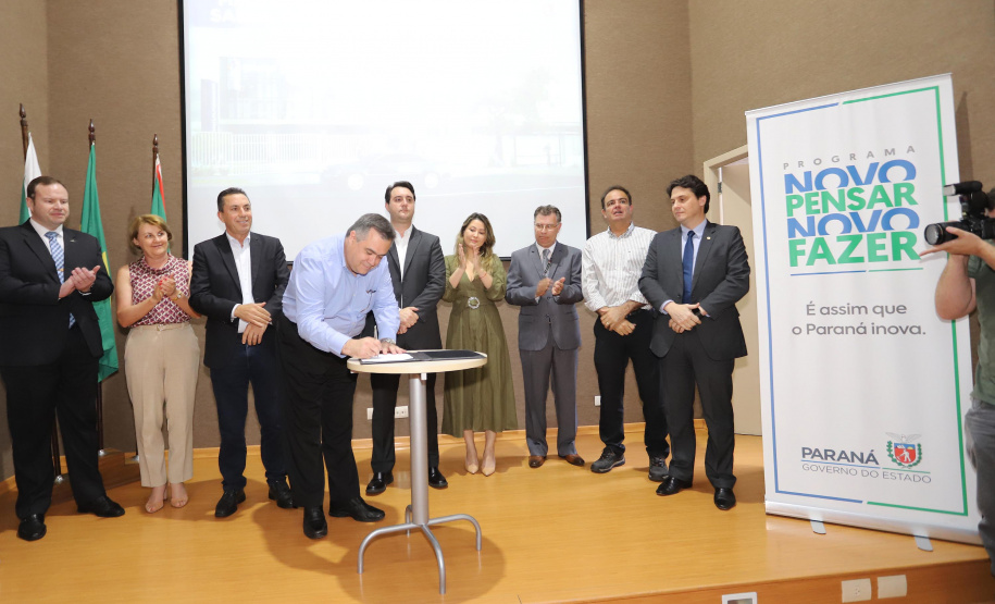 O governador Carlos Massa Ratinho Júnior assina na segunda-feira (04), a licitação para as obras do Ambulatório Médico de Especialidades da Kennedy. Presentes: secretário de Saúde, Beto Preto; Primeira Dama, Luciana Maito; diretor superintendente do Hospital do Trabalhador, Geci de Souza Junior; entre outros.Curitiba, 04-11-19.Foto: Arnaldo Alves / AEN.