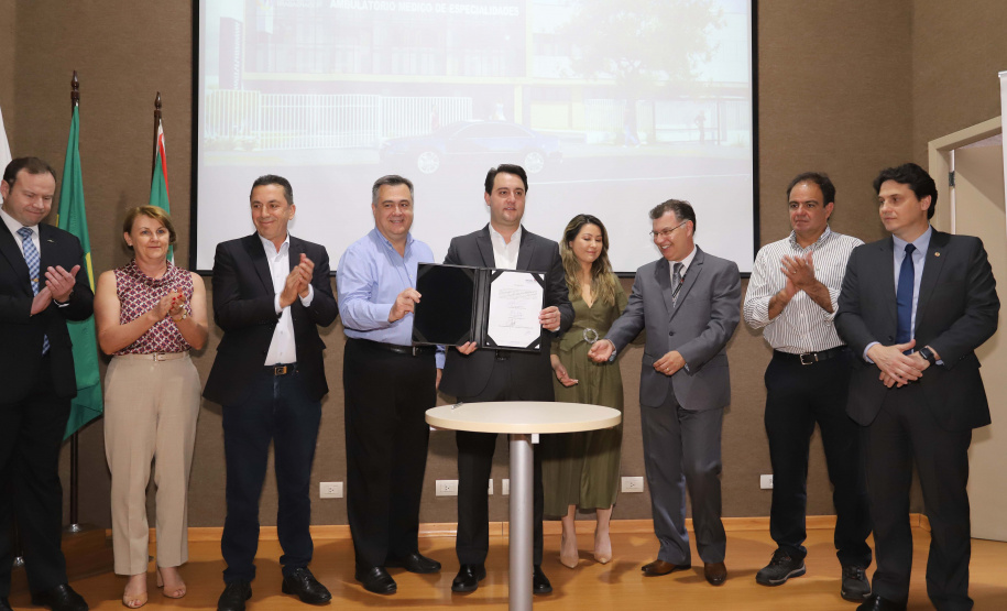 O governador Carlos Massa Ratinho Júnior assina na segunda-feira (04), a licitação para as obras do Ambulatório Médico de Especialidades da Kennedy. Presentes: secretário de Saúde, Beto Preto; Primeira Dama, Luciana Maito; diretor superintendente do Hospital do Trabalhador, Geci de Souza Junior; entre outros.Curitiba, 04-11-19.Foto: Arnaldo Alves / AEN.