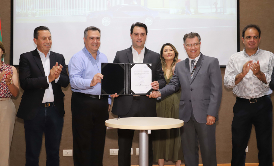 O governador Carlos Massa Ratinho Júnior assina na segunda-feira (04), a licitação para as obras do Ambulatório Médico de Especialidades da Kennedy. Presentes: secretário de Saúde, Beto Preto; Primeira Dama, Luciana Maito; diretor superintendente do Hospital do Trabalhador, Geci de Souza Junior; entre outros.Curitiba, 04-11-19.Foto: Arnaldo Alves / AEN.