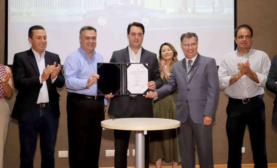 O governador Carlos Massa Ratinho Júnior assina na segunda-feira (04), a licitação para as obras do Ambulatório Médico de Especialidades da Kennedy. Presentes: secretário de Saúde, Beto Preto; Primeira Dama, Luciana Maito; diretor superintendente do Hospital do Trabalhador, Geci de Souza Junior; entre outros.Curitiba, 04-11-19.Foto: Arnaldo Alves / AEN.