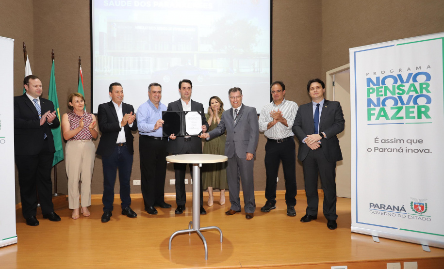 O governador Carlos Massa Ratinho Júnior assina na segunda-feira (04), a licitação para as obras do Ambulatório Médico de Especialidades da Kennedy. Presentes: secretário de Saúde, Beto Preto; Primeira Dama, Luciana Maito; diretor superintendente do Hospital do Trabalhador, Geci de Souza Junior; entre outros.Curitiba, 04-11-19.Foto: Arnaldo Alves / AEN.