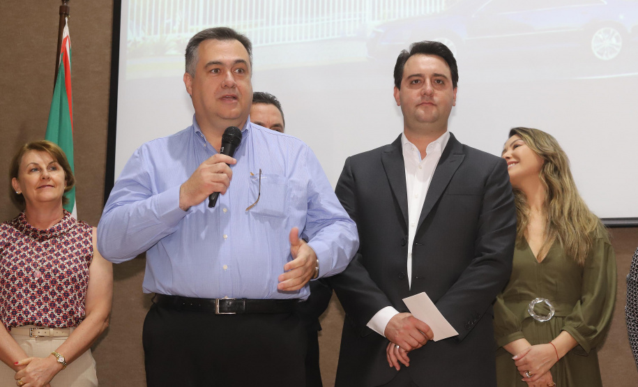 O governador Carlos Massa Ratinho Júnior assina na segunda-feira (04), a licitação para as obras do Ambulatório Médico de Especialidades da Kennedy. Presentes: secretário de Saúde, Beto Preto; Primeira Dama, Luciana Maito; diretor superintendente do Hospital do Trabalhador, Geci de Souza Junior; entre outros.Curitiba, 04-11-19.Foto: Arnaldo Alves / AEN.