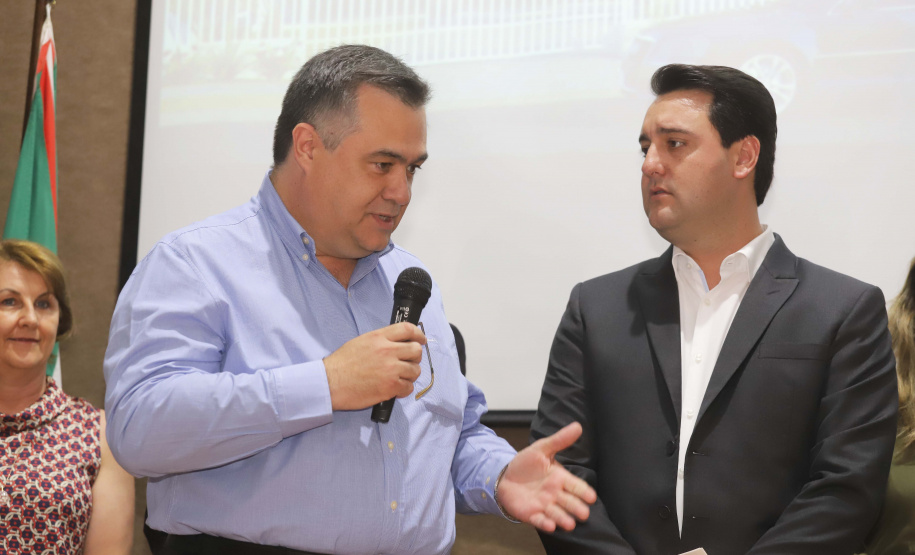 O governador Carlos Massa Ratinho Júnior assina na segunda-feira (04), a licitação para as obras do Ambulatório Médico de Especialidades da Kennedy. Presentes: secretário de Saúde, Beto Preto; Primeira Dama, Luciana Maito; diretor superintendente do Hospital do Trabalhador, Geci de Souza Junior; entre outros.Curitiba, 04-11-19.Foto: Arnaldo Alves / AEN.