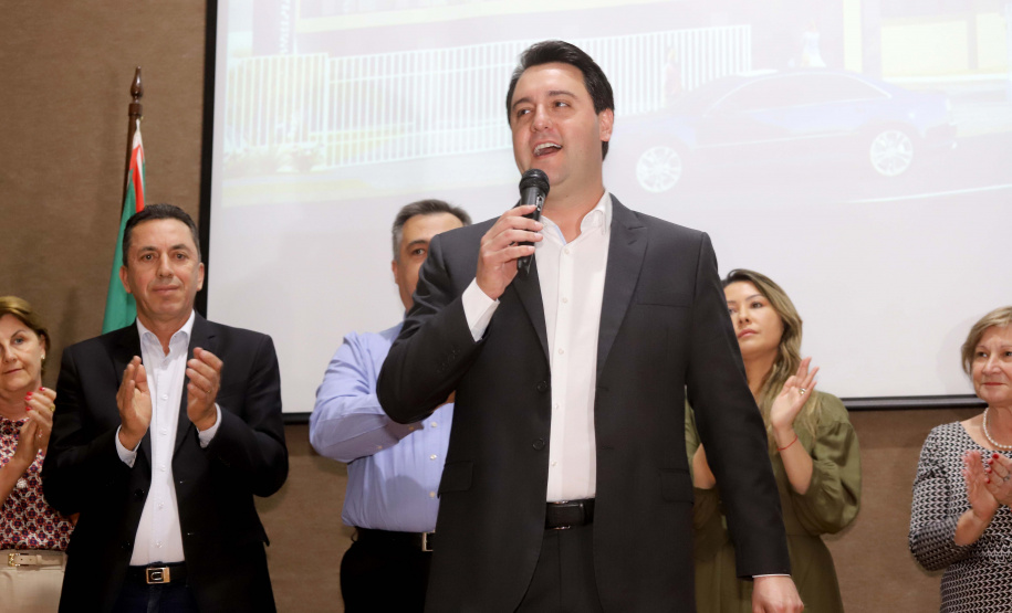 O governador Carlos Massa Ratinho Júnior assina na segunda-feira (04), a licitação para as obras do Ambulatório Médico de Especialidades da Kennedy. Presentes: secretário de Saúde, Beto Preto; Primeira Dama, Luciana Maito; diretor superintendente do Hospital do Trabalhador, Geci de Souza Junior; entre outros.Curitiba, 04-11-19.Foto: Arnaldo Alves / AEN.