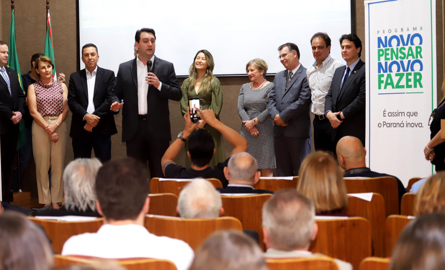 O governador Carlos Massa Ratinho Júnior assina na segunda-feira (04), a licitação para as obras do Ambulatório Médico de Especialidades da Kennedy. Presentes: secretário de Saúde, Beto Preto; Primeira Dama, Luciana Maito; diretor superintendente do Hospital do Trabalhador, Geci de Souza Junior; entre outros.Curitiba, 04-11-19.Foto: Arnaldo Alves / AEN.