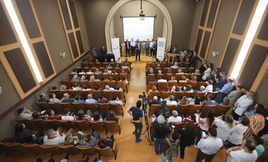 O governador Carlos Massa Ratinho Júnior assina na segunda-feira (04), a licitação para as obras do Ambulatório Médico de Especialidades da Kennedy. Presentes: secretário de Saúde, Beto Preto; Primeira Dama, Luciana Maito; diretor superintendente do Hospital do Trabalhador, Geci de Souza Junior; entre outros.Curitiba, 04-11-19.Foto: Arnaldo Alves / AEN.