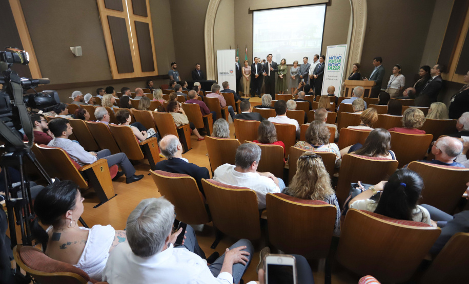 O governador Carlos Massa Ratinho Júnior assina na segunda-feira (04), a licitação para as obras do Ambulatório Médico de Especialidades da Kennedy. Presentes: secretário de Saúde, Beto Preto; Primeira Dama, Luciana Maito; diretor superintendente do Hospital do Trabalhador, Geci de Souza Junior; entre outros.Curitiba, 04-11-19.Foto: Arnaldo Alves / AEN.