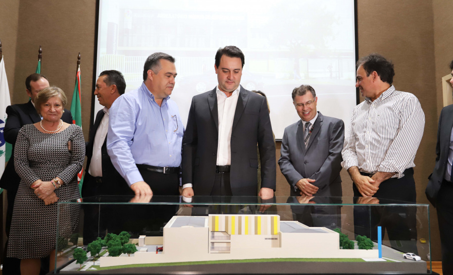 O governador Carlos Massa Ratinho Júnior assina na segunda-feira (04), a licitação para as obras do Ambulatório Médico de Especialidades da Kennedy. Presentes: secretário de Saúde, Beto Preto; Primeira Dama, Luciana Maito; diretor superintendente do Hospital do Trabalhador, Geci de Souza Junior; entre outros.Curitiba, 04-11-19.Foto: Arnaldo Alves / AEN.