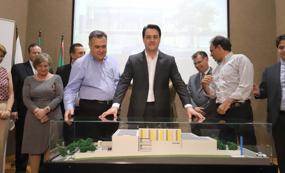 O governador Carlos Massa Ratinho Júnior assina na segunda-feira (04), a licitação para as obras do Ambulatório Médico de Especialidades da Kennedy. Presentes: secretário de Saúde, Beto Preto; Primeira Dama, Luciana Maito; diretor superintendente do Hospital do Trabalhador, Geci de Souza Junior; entre outros.Curitiba, 04-11-19.Foto: Arnaldo Alves / AEN.