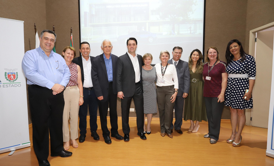O governador Carlos Massa Ratinho Júnior assina na segunda-feira (04), a licitação para as obras do Ambulatório Médico de Especialidades da Kennedy. Presentes: secretário de Saúde, Beto Preto; Primeira Dama, Luciana Maito; diretor superintendente do Hospital do Trabalhador, Geci de Souza Junior; entre outros.Curitiba, 04-11-19.Foto: Arnaldo Alves / AEN.