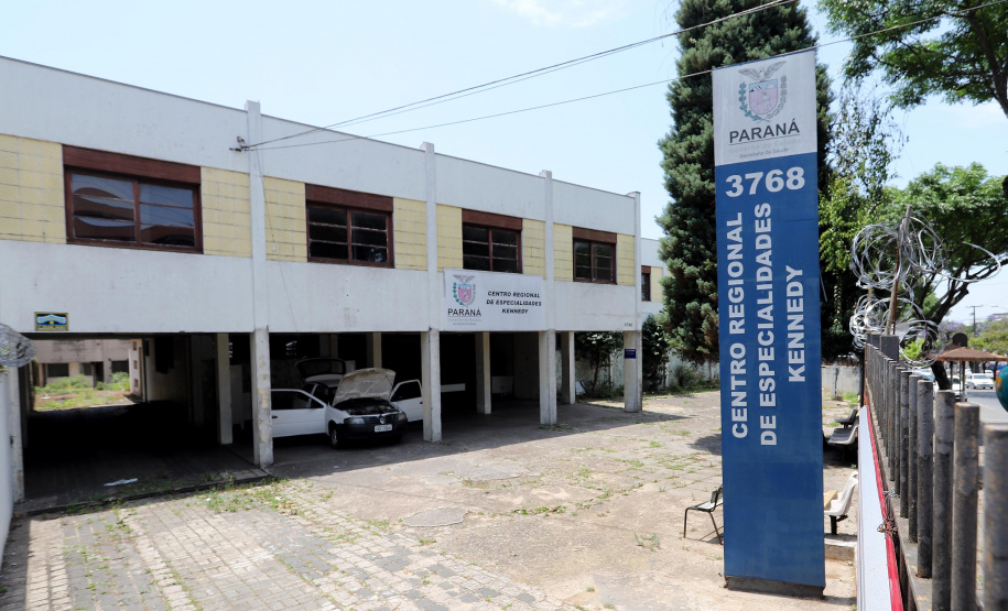 O governador Carlos Massa Ratinho Júnior assina na segunda-feira (04), a licitação para as obras do Ambulatório Médico de Especialidades da Kennedy. Presentes: secretário de Saúde, Beto Preto; Primeira Dama, Luciana Maito; diretor superintendente do Hospital do Trabalhador, Geci de Souza Junior; entre outros.Curitiba, 04-11-19.Foto: Arnaldo Alves / AEN.