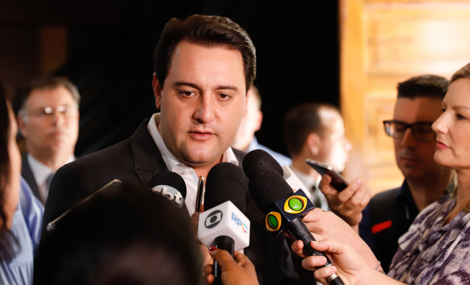 Maior complexo hospitalar público do Paraná, o Hospital do Trabalhador, em Curitiba, vai ganhar um novo ambulatório de especialidades médicas, ampliando a capacidade de 8 mil para 25 mil consultas por mês. O governador Carlos Massa Ratinho Júnior assinou nesta segunda-feira (04) a licitação para as obras do Ambulatório Médico de Especialidades da Kennedy. Serão investidos R$ 8,8 milhões pelo Governo do Estado para a aumentar a oferta de serviços.