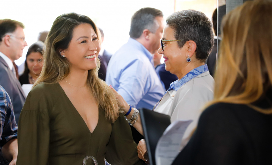 Maior complexo hospitalar público do Paraná, o Hospital do Trabalhador, em Curitiba, vai ganhar um novo ambulatório de especialidades médicas, ampliando a capacidade de 8 mil para 25 mil consultas por mês. O governador Carlos Massa Ratinho Júnior assinou nesta segunda-feira (04) a licitação para as obras do Ambulatório Médico de Especialidades da Kennedy. Serão investidos R$ 8,8 milhões pelo Governo do Estado para a aumentar a oferta de serviços.