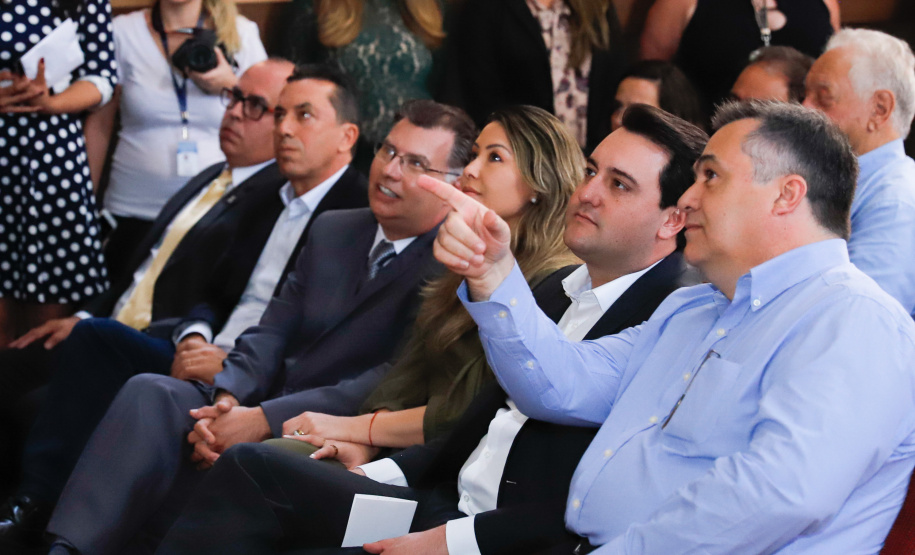 Maior complexo hospitalar público do Paraná, o Hospital do Trabalhador, em Curitiba, vai ganhar um novo ambulatório de especialidades médicas, ampliando a capacidade de 8 mil para 25 mil consultas por mês. O governador Carlos Massa Ratinho Júnior assinou nesta segunda-feira (04) a licitação para as obras do Ambulatório Médico de Especialidades da Kennedy. Serão investidos R$ 8,8 milhões pelo Governo do Estado para a aumentar a oferta de serviços.