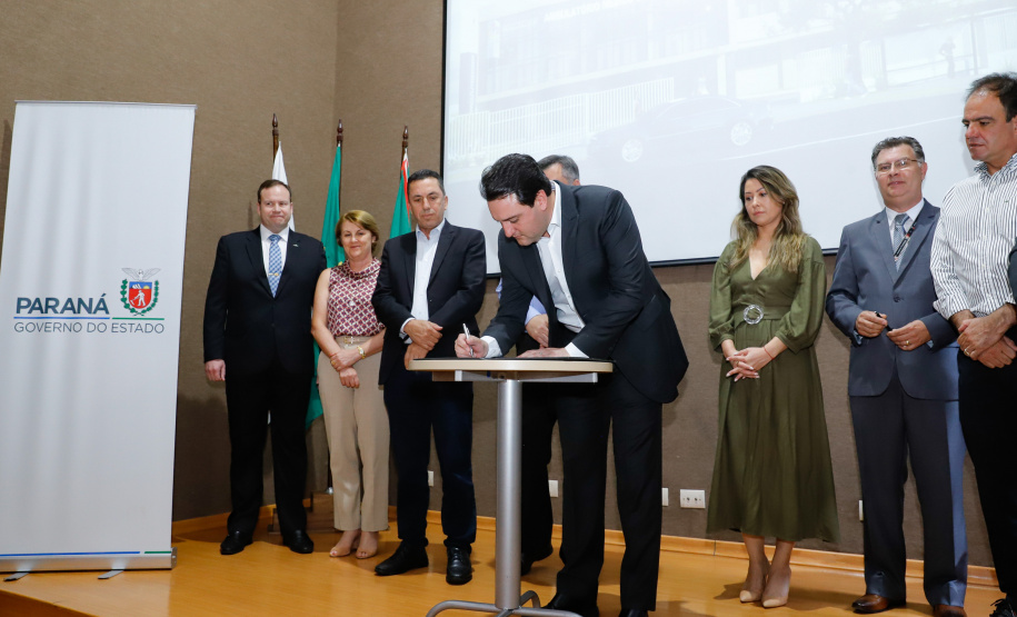 Maior complexo hospitalar público do Paraná, o Hospital do Trabalhador, em Curitiba, vai ganhar um novo ambulatório de especialidades médicas, ampliando a capacidade de 8 mil para 25 mil consultas por mês. O governador Carlos Massa Ratinho Júnior assinou nesta segunda-feira (04) a licitação para as obras do Ambulatório Médico de Especialidades da Kennedy. Serão investidos R$ 8,8 milhões pelo Governo do Estado para a aumentar a oferta de serviços.