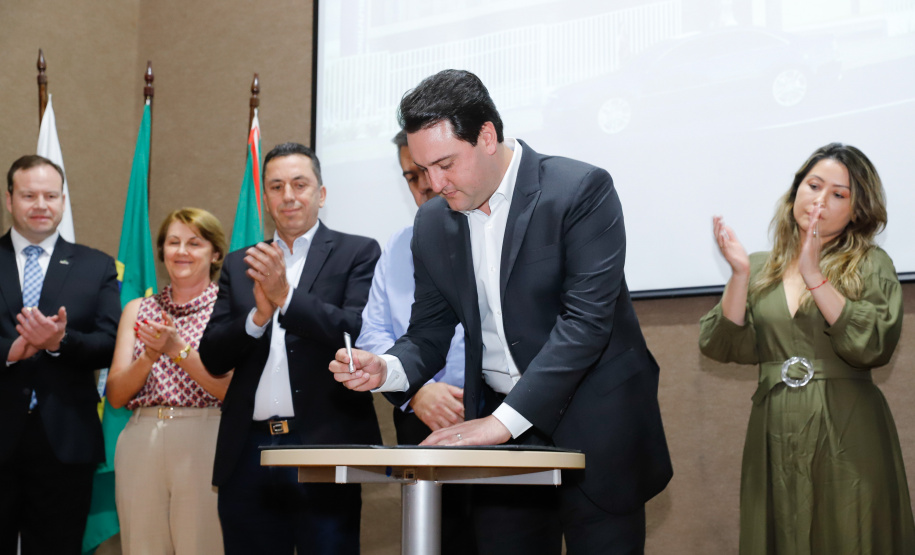 Maior complexo hospitalar público do Paraná, o Hospital do Trabalhador, em Curitiba, vai ganhar um novo ambulatório de especialidades médicas, ampliando a capacidade de 8 mil para 25 mil consultas por mês. O governador Carlos Massa Ratinho Júnior assinou nesta segunda-feira (04) a licitação para as obras do Ambulatório Médico de Especialidades da Kennedy. Serão investidos R$ 8,8 milhões pelo Governo do Estado para a aumentar a oferta de serviços.