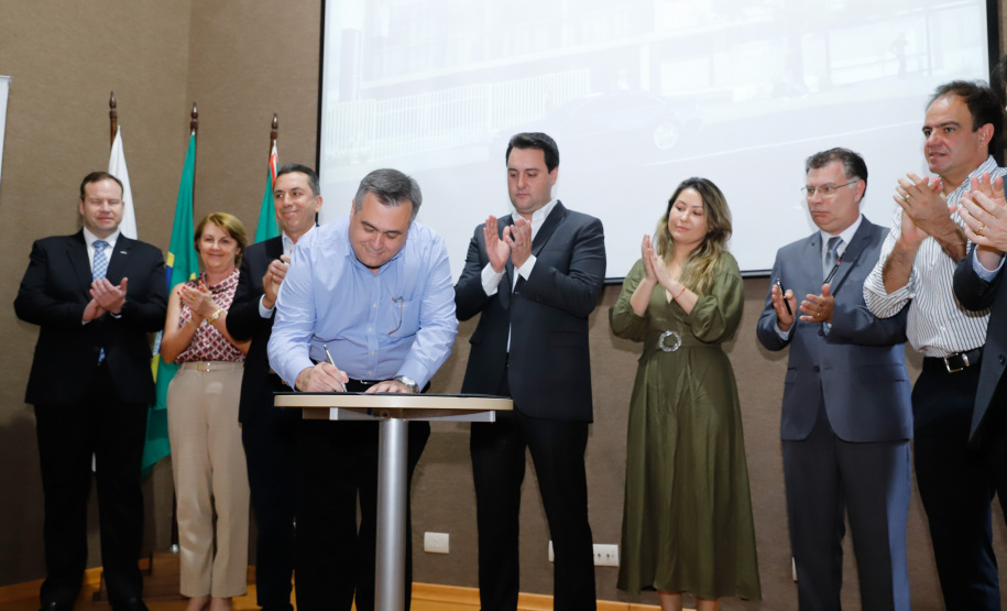 Maior complexo hospitalar público do Paraná, o Hospital do Trabalhador, em Curitiba, vai ganhar um novo ambulatório de especialidades médicas, ampliando a capacidade de 8 mil para 25 mil consultas por mês. O governador Carlos Massa Ratinho Júnior assinou nesta segunda-feira (04) a licitação para as obras do Ambulatório Médico de Especialidades da Kennedy. Serão investidos R$ 8,8 milhões pelo Governo do Estado para a aumentar a oferta de serviços.