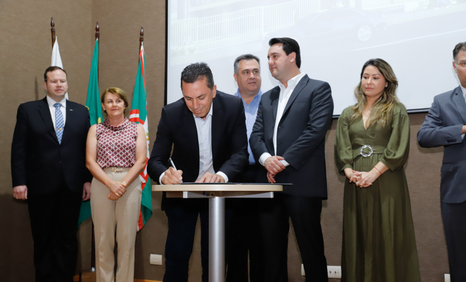 Maior complexo hospitalar público do Paraná, o Hospital do Trabalhador, em Curitiba, vai ganhar um novo ambulatório de especialidades médicas, ampliando a capacidade de 8 mil para 25 mil consultas por mês. O governador Carlos Massa Ratinho Júnior assinou nesta segunda-feira (04) a licitação para as obras do Ambulatório Médico de Especialidades da Kennedy. Serão investidos R$ 8,8 milhões pelo Governo do Estado para a aumentar a oferta de serviços.