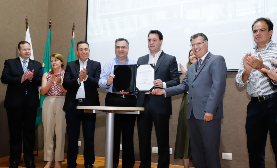 Maior complexo hospitalar público do Paraná, o Hospital do Trabalhador, em Curitiba, vai ganhar um novo ambulatório de especialidades médicas, ampliando a capacidade de 8 mil para 25 mil consultas por mês. O governador Carlos Massa Ratinho Júnior assinou nesta segunda-feira (04) a licitação para as obras do Ambulatório Médico de Especialidades da Kennedy. Serão investidos R$ 8,8 milhões pelo Governo do Estado para a aumentar a oferta de serviços.