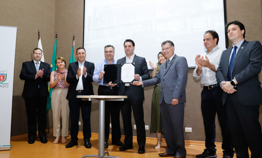 Maior complexo hospitalar público do Paraná, o Hospital do Trabalhador, em Curitiba, vai ganhar um novo ambulatório de especialidades médicas, ampliando a capacidade de 8 mil para 25 mil consultas por mês. O governador Carlos Massa Ratinho Júnior assinou nesta segunda-feira (04) a licitação para as obras do Ambulatório Médico de Especialidades da Kennedy. Serão investidos R$ 8,8 milhões pelo Governo do Estado para a aumentar a oferta de serviços.