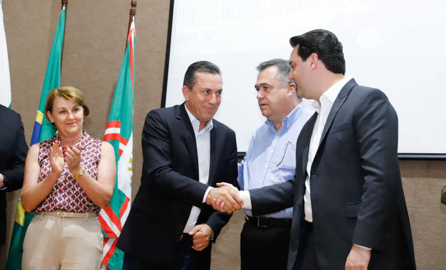 Maior complexo hospitalar público do Paraná, o Hospital do Trabalhador, em Curitiba, vai ganhar um novo ambulatório de especialidades médicas, ampliando a capacidade de 8 mil para 25 mil consultas por mês. O governador Carlos Massa Ratinho Júnior assinou nesta segunda-feira (04) a licitação para as obras do Ambulatório Médico de Especialidades da Kennedy. Serão investidos R$ 8,8 milhões pelo Governo do Estado para a aumentar a oferta de serviços.