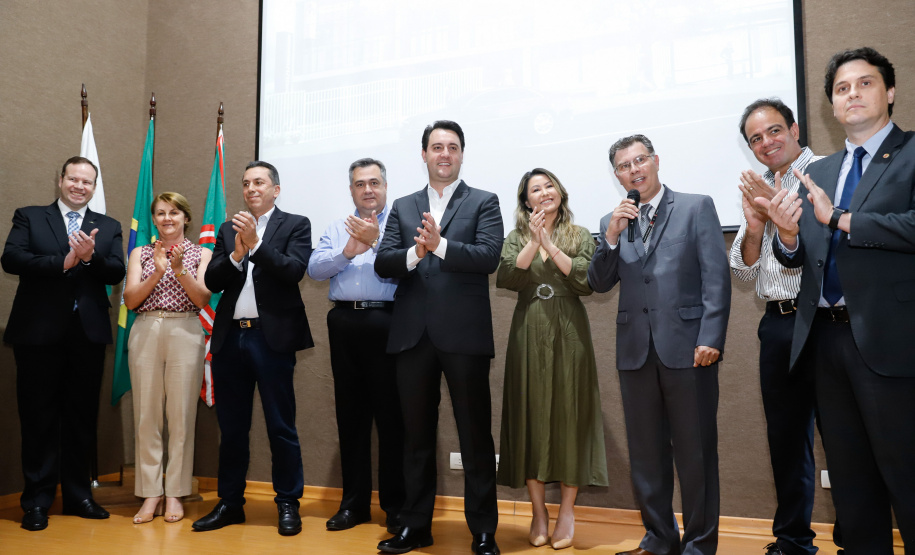 Maior complexo hospitalar público do Paraná, o Hospital do Trabalhador, em Curitiba, vai ganhar um novo ambulatório de especialidades médicas, ampliando a capacidade de 8 mil para 25 mil consultas por mês. O governador Carlos Massa Ratinho Júnior assinou nesta segunda-feira (04) a licitação para as obras do Ambulatório Médico de Especialidades da Kennedy. Serão investidos R$ 8,8 milhões pelo Governo do Estado para a aumentar a oferta de serviços.