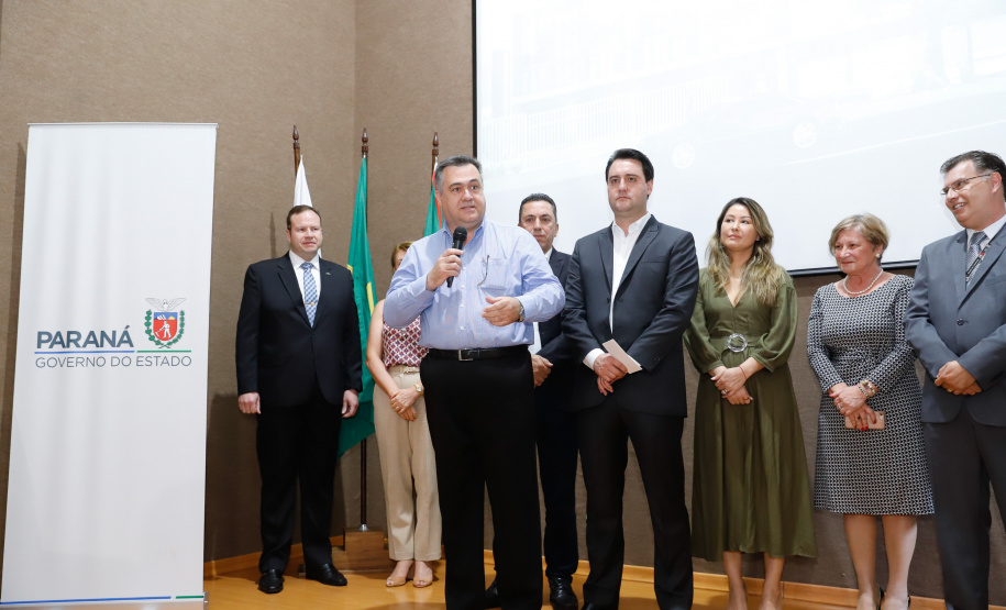 Maior complexo hospitalar público do Paraná, o Hospital do Trabalhador, em Curitiba, vai ganhar um novo ambulatório de especialidades médicas, ampliando a capacidade de 8 mil para 25 mil consultas por mês. O governador Carlos Massa Ratinho Júnior assinou nesta segunda-feira (04) a licitação para as obras do Ambulatório Médico de Especialidades da Kennedy. Serão investidos R$ 8,8 milhões pelo Governo do Estado para a aumentar a oferta de serviços.