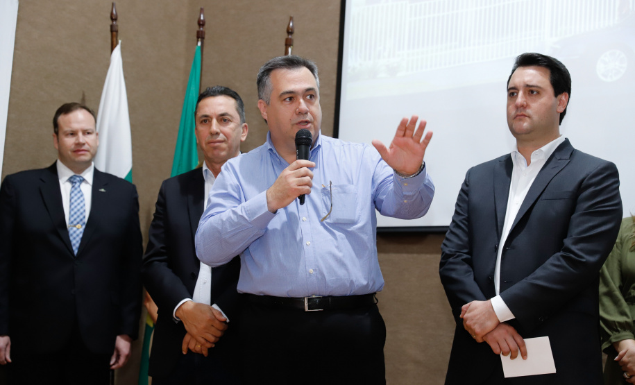 Maior complexo hospitalar público do Paraná, o Hospital do Trabalhador, em Curitiba, vai ganhar um novo ambulatório de especialidades médicas, ampliando a capacidade de 8 mil para 25 mil consultas por mês. O governador Carlos Massa Ratinho Júnior assinou nesta segunda-feira (04) a licitação para as obras do Ambulatório Médico de Especialidades da Kennedy. Serão investidos R$ 8,8 milhões pelo Governo do Estado para a aumentar a oferta de serviços.