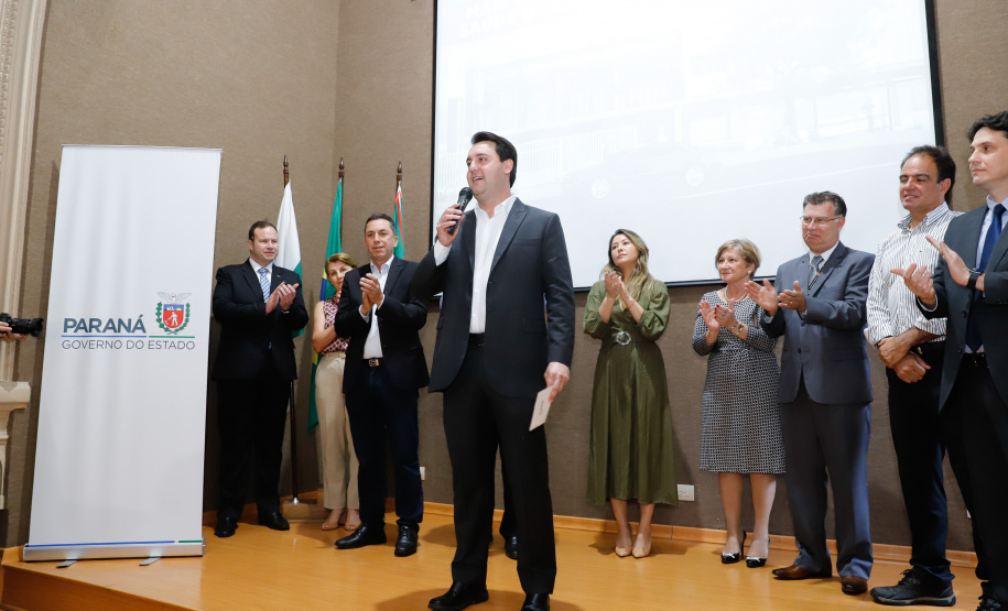 Maior complexo hospitalar público do Paraná, o Hospital do Trabalhador, em Curitiba, vai ganhar um novo ambulatório de especialidades médicas, ampliando a capacidade de 8 mil para 25 mil consultas por mês. O governador Carlos Massa Ratinho Júnior assinou nesta segunda-feira (04) a licitação para as obras do Ambulatório Médico de Especialidades da Kennedy. Serão investidos R$ 8,8 milhões pelo Governo do Estado para a aumentar a oferta de serviços.