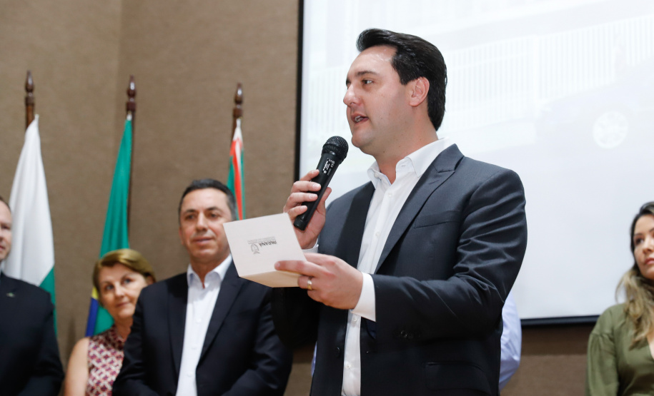 Maior complexo hospitalar público do Paraná, o Hospital do Trabalhador, em Curitiba, vai ganhar um novo ambulatório de especialidades médicas, ampliando a capacidade de 8 mil para 25 mil consultas por mês. O governador Carlos Massa Ratinho Júnior assinou nesta segunda-feira (04) a licitação para as obras do Ambulatório Médico de Especialidades da Kennedy. Serão investidos R$ 8,8 milhões pelo Governo do Estado para a aumentar a oferta de serviços.